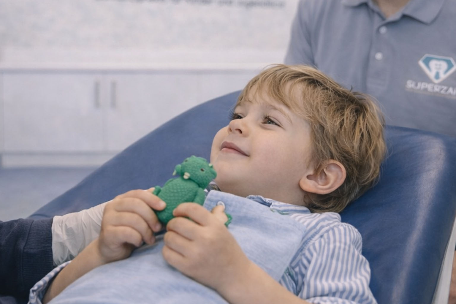 Kinderzahnarzt Unterföhring betreut ein Kind entspannt bei der Behandlung von Angstpatienten