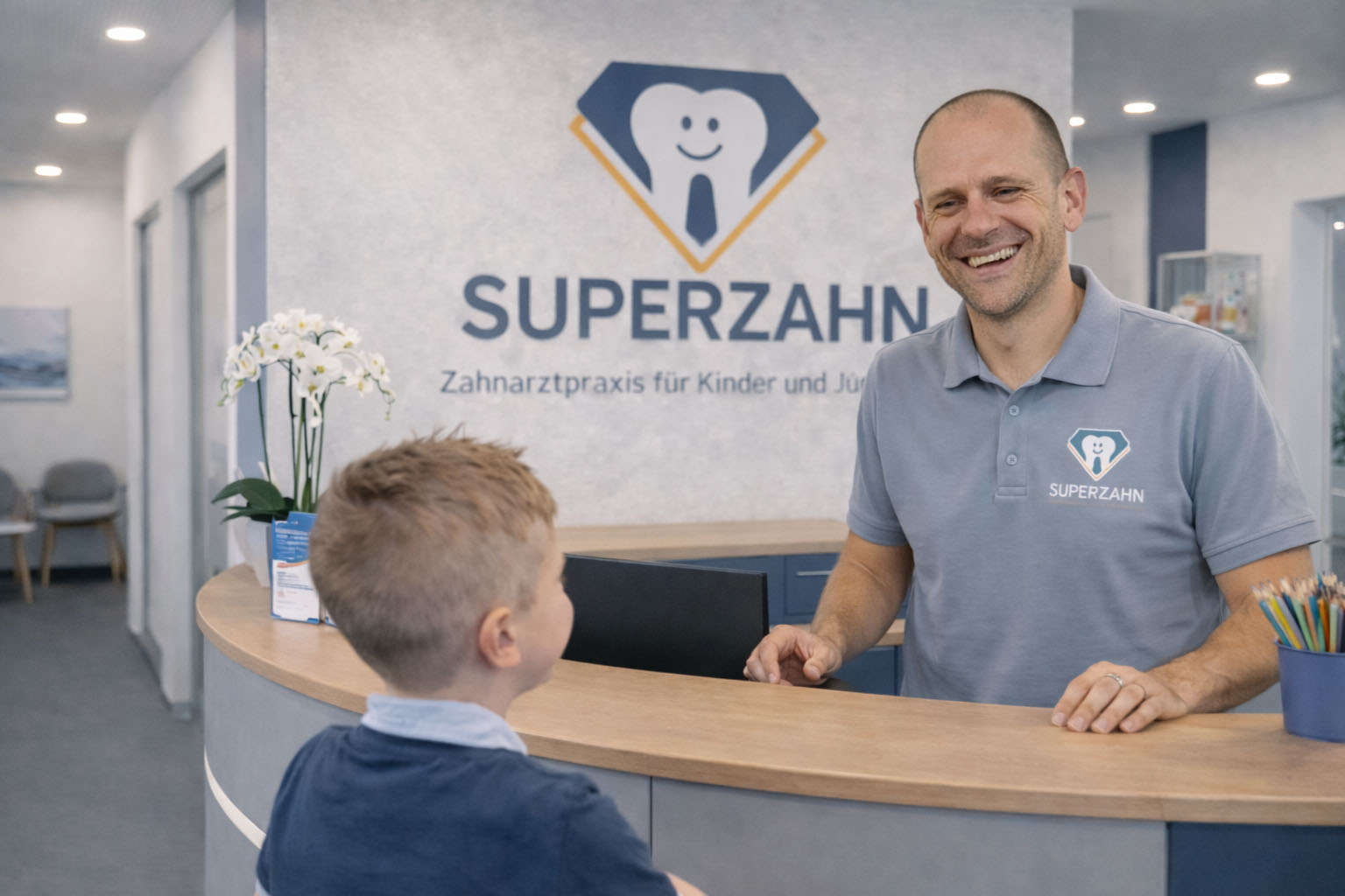 Kinderzahnarzt Unterföhring erklärt Kind freundlich Behandlung und beantwortet Fragen